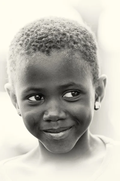 Śmieszne nieśmiała dziewczynka z Ghany — Zdjęcie stockowe