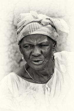 Gana'lı bir kadın beyaz giysiler giyer