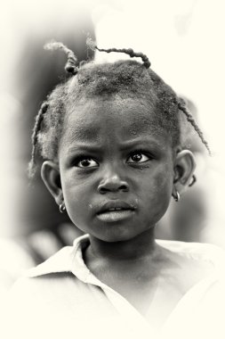 Gana küçük kız görünüyor