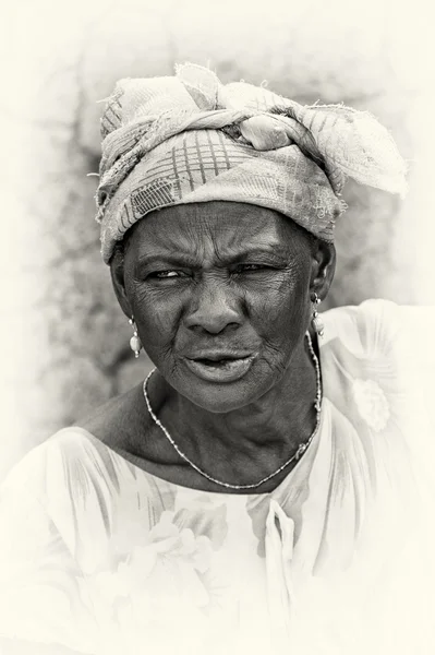 En ghanansk kvinna bär vita kläder — Stockfoto