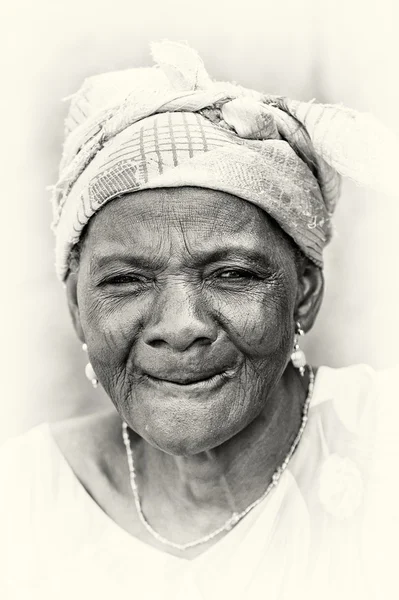Улыбающаяся старушка из Ганы — стоковое фото
