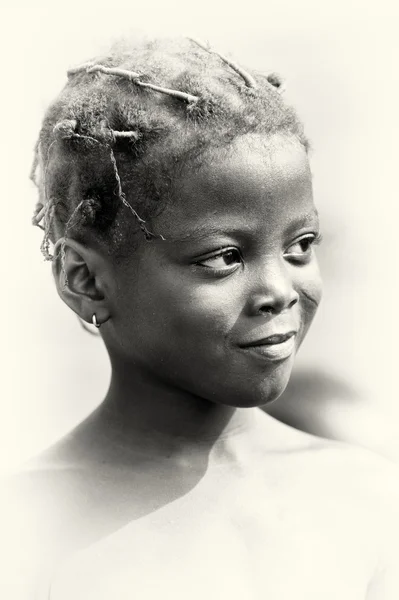 来自加纳的笑脸女孩 — 图库照片