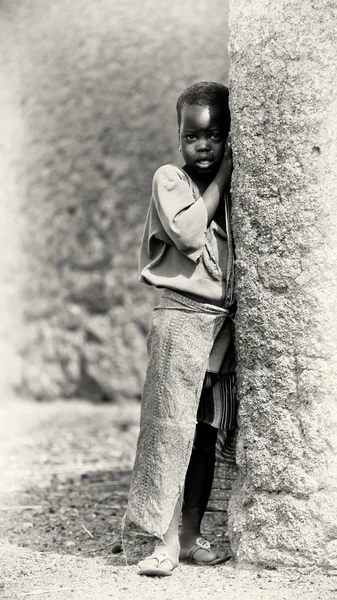 Uma menina ganesa posa perto da árvore — Fotografia de Stock