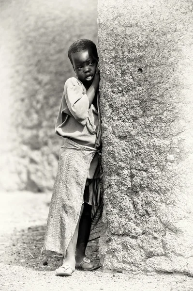 En ghanansk flicka stannar nära trädet — Stockfoto