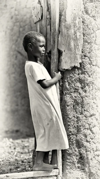 Liten Ghanansk flicka i en vit klänning — Stockfoto