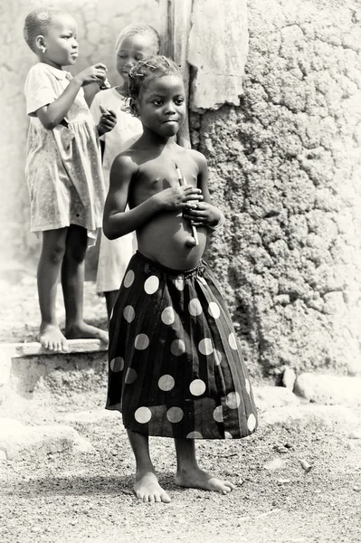 Девушка из Ганы в юбке — стоковое фото