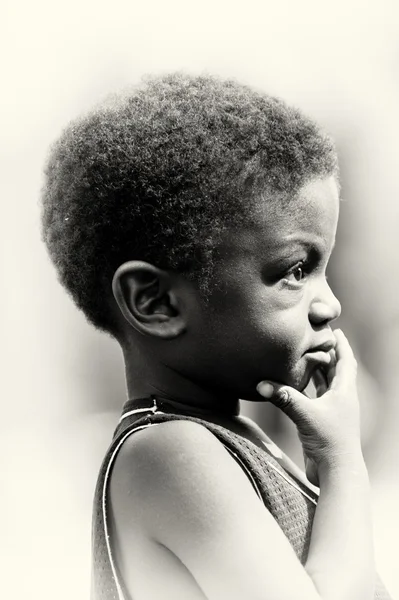 Маленький думающий мальчик из Ганы — стоковое фото