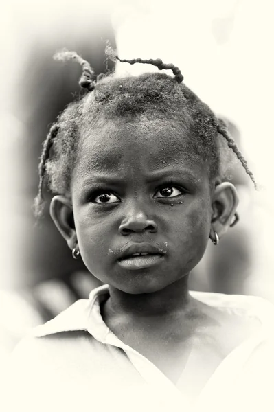 Маленькая девочка из Ганы смотрит вверх — стоковое фото