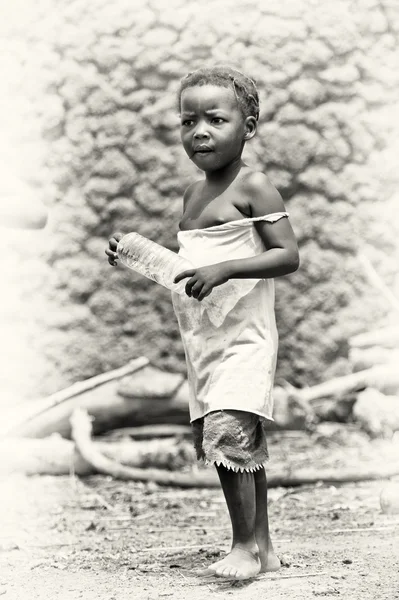 加纳一瓶水的小女孩 — 图库照片