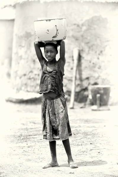 Ein ghanaisches Mädchen posiert — Stockfoto