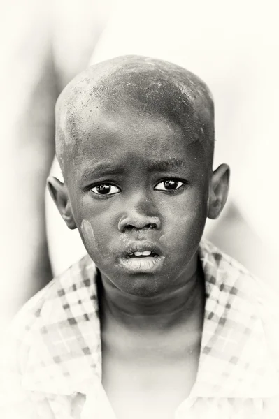 Ein ghanaischer Junge mit fragenden Augen — Stockfoto