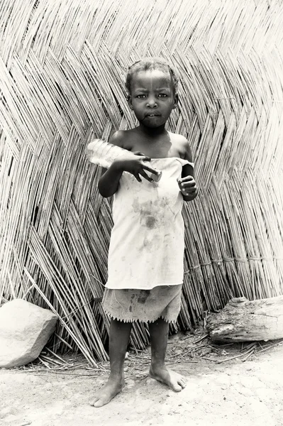 Um rapaz ganês com uma garrafa de água vazia — Fotografia de Stock