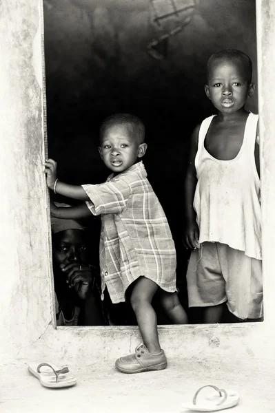 Dois irmãos pequenos em Gana — Fotografia de Stock