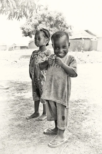 Улыбающийся маленький мальчик из Ганы и его сестра — стоковое фото