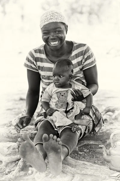 Sorridente madre e suo figlio in Ghana — Foto Stock