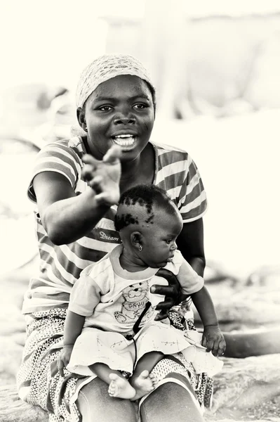 Ganalı bir anne bebekleri ilgilenir — Stok fotoğraf