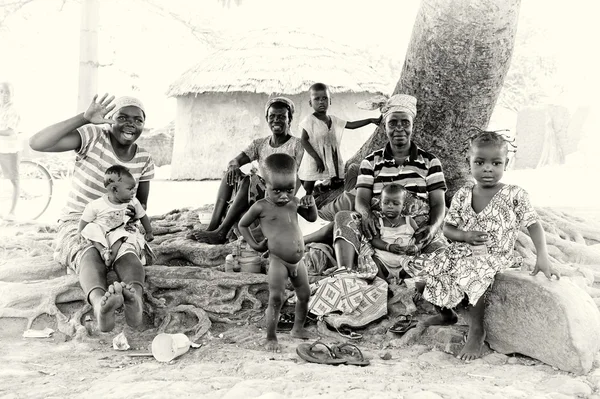 Una tribù ghanese con un bambino davanti — Foto Stock