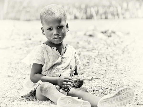 Little Ghanaian girl sits on the ground — Stock Photo, Image