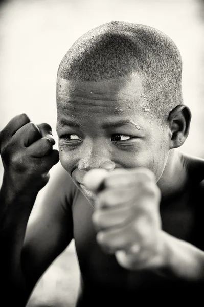 En pojke från ghana vill kämpa — Stockfoto