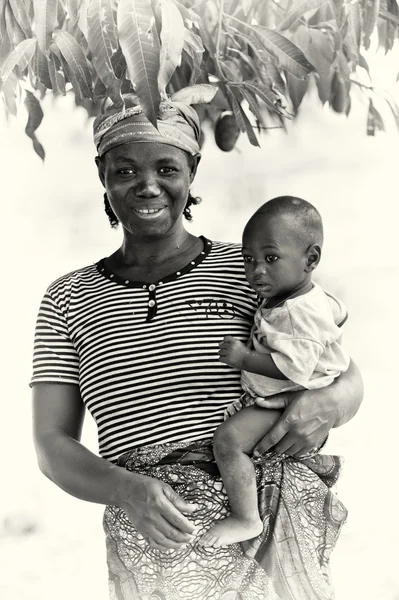 加纳的母亲与她的孩子的照片 免版税图库图片