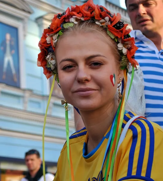 Красивая украинская девушка, которая поддерживает свою сборную — стоковое фото