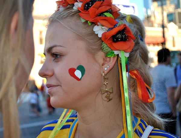 Menina ucraniana bonita que apoia a equipe nacional de futebol italiano — Fotografia de Stock