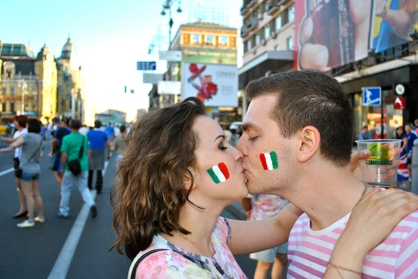 Jovem casal que apoia equipe de futebol italiano — Fotografia de Stock