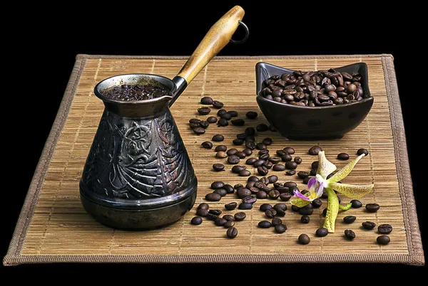 Kaffee-Türke mit Kaffeebohnen und Orchidee — Stockfoto