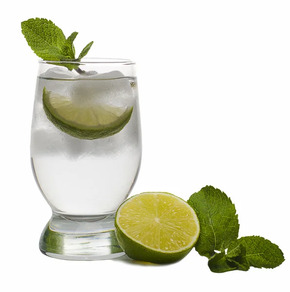 Weißer Cocktail mit Minze, Eis und Limette — Stockfoto
