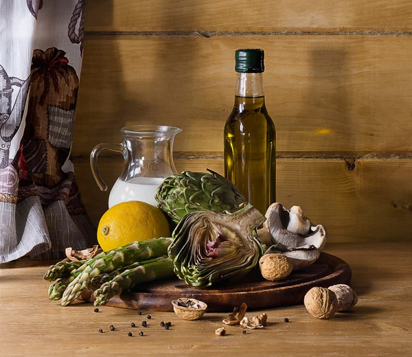 Alcachofra, espargos, cogumelos e receita de leite — Fotografia de Stock
