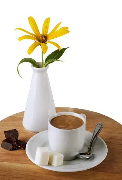 Kaffeetasse und Schokolade, Zucker und Blume — Stockfoto
