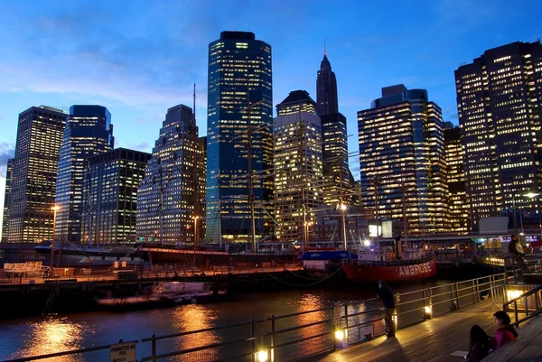 在黄昏的曼哈顿。华尔街金融中心 图库图片
