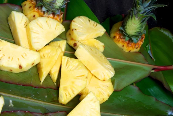 吃新鲜地挑菠萝. 免版税图库照片