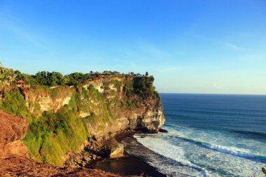 sahil, Hint Okyanusu dalgaları ve mavi gökyüzü. Bali, Endonezya