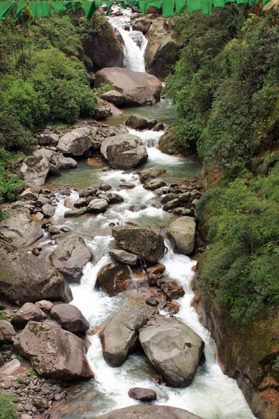 瀑布、 河流和石头在锡金、 印度 — 图库照片