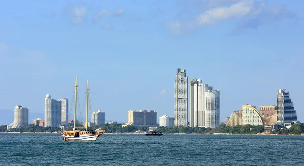 Het uitzicht vanaf de zee van de gebouwen en wolkenkrabbers in pattaya beach — Stockfoto