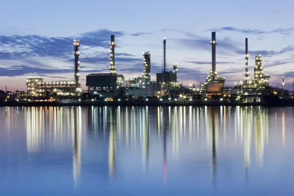 Río y fábrica de refinería de petróleo con reflejos — Foto de Stock