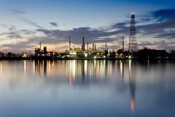 Paisagem de rio e refinaria de petróleo fábrica — Fotografia de Stock