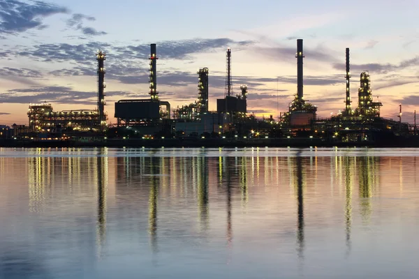 Rzeki i ropy naftowej rafinerii fabryki z refleksyjną — Zdjęcie stockowe