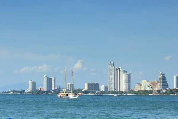 Blick vom Meer auf die Gebäude und Wolkenkratzer am Strand von Pattaya — Stockfoto