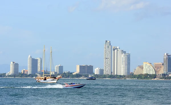 La vista dal mare degli edifici e grattacieli a Pattaya Beach — Foto Stock