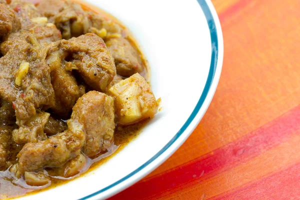 Kerrie hunglei, Indiase curry favoriet, varkensvlees op de houten achtergrond — Stockfoto