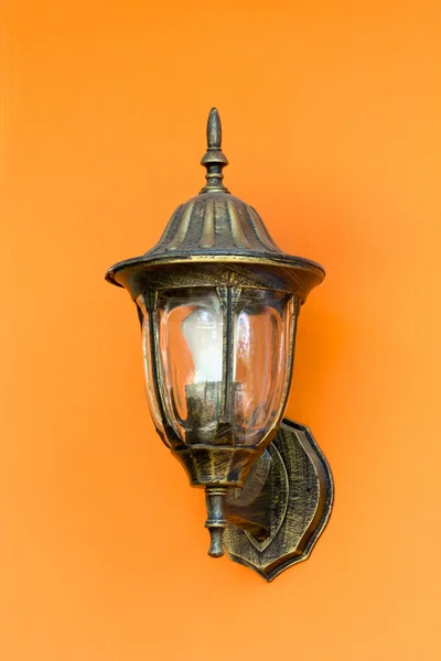 Старая классическая настенная лампа — стоковое фото
