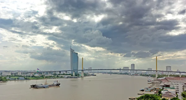 Ponte Skyline sul fiume Chaopraya, Bangkok, Thailandia — Foto Stock