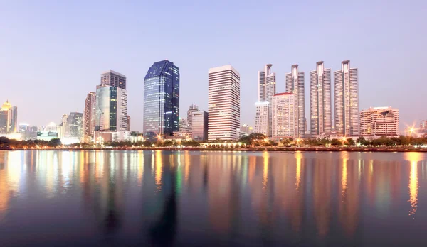 Panorama van bangkok stad met reflectie, thailand — Stockfoto