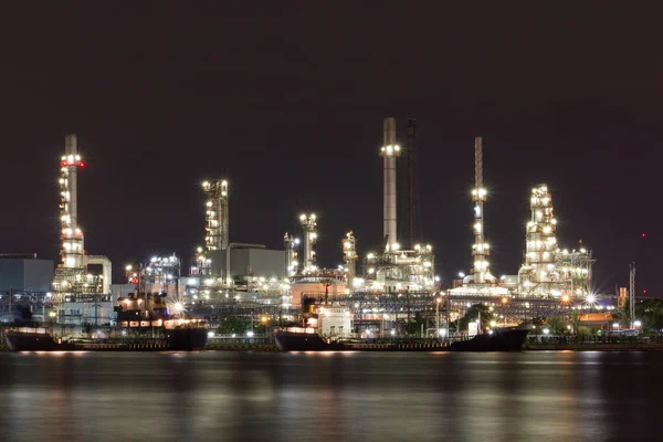 Rzeki i ropy naftowej rafinerii fabryki bangkok, Tajlandia. — Zdjęcie stockowe