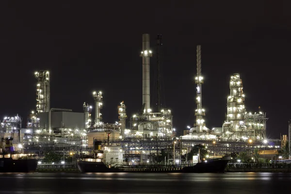 Rivier en olie raffinaderij fabriek bangkok, thailand. — Stockfoto