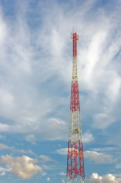 Telecomunicaciones, Torre de radiodifusión con cielo nublado —  Fotos de Stock
