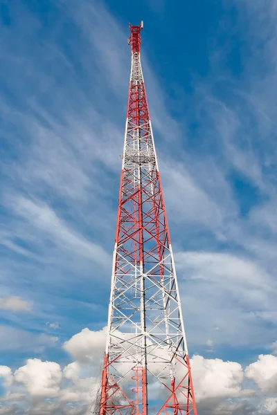 Telecomunicaciones, Torre de radiodifusión con cielo nublado — Foto de Stock