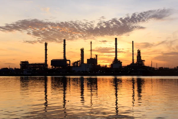 Sonnenaufgang, Ölraffinerie Fabrik mit Reflektion in Bangkok, Thailand. — Stockfoto